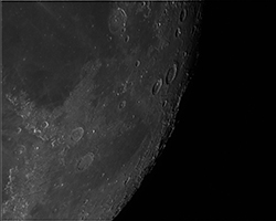 Lune avec une PL1-m (webcam).